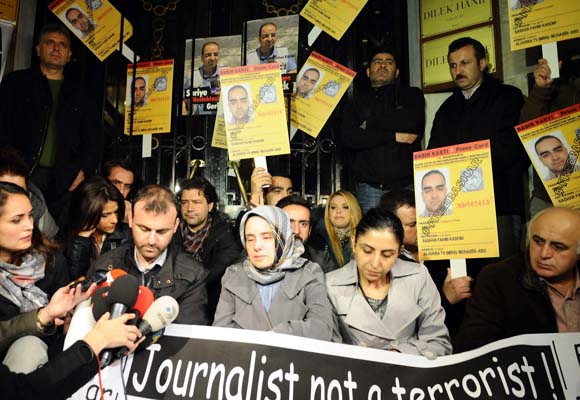 Başar Kadumi için Konsolosluk önündeydiler