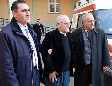 Sınıfa geç gelen öğrenci öğretmenini bıçakladı