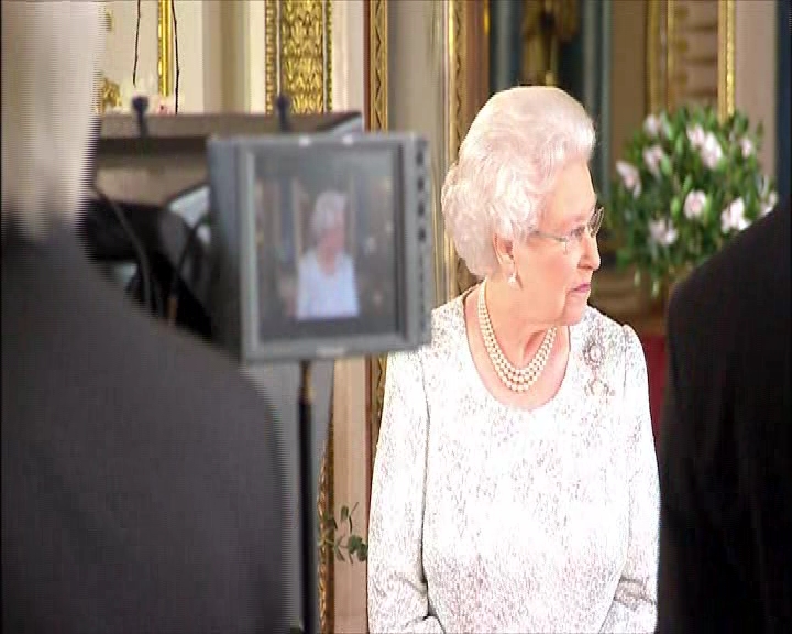 İngiltere Kraliçesi Elizabeth bu kez farklı
