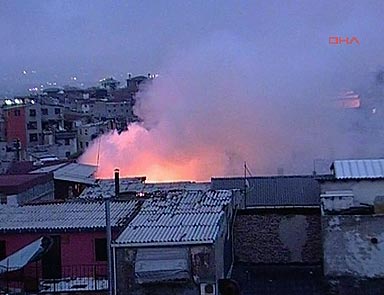 Kapalı çarşıda yangın