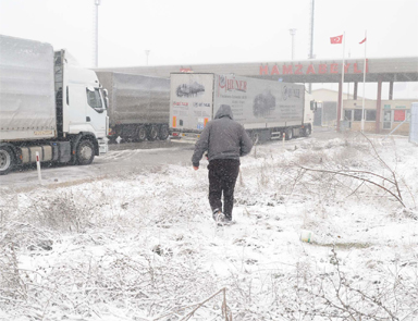 Karakış sınır kapılarını kapattı