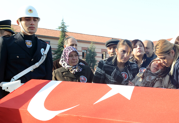 Şehit polis toprağa verildi