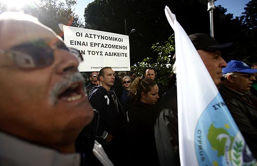 Kriz mağduru Rumlar meclisi bastı