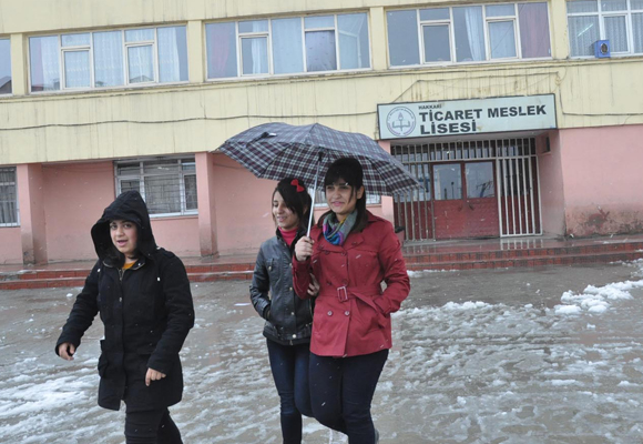 Okulda ilk serbest kıyafet Hakkaride