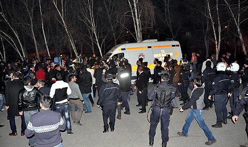 Ak saçlı yönlendirdi, ülkücüler saldırdı