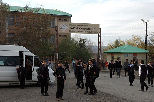 Müdür 13 öğrencisini darp etti iddiası