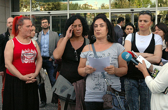 Travestilerin yaşadığı 10 ev mühürlendi