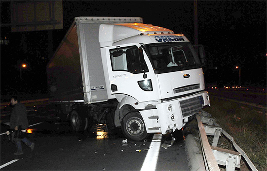 TIR şoförü kararsız kalınca kırkayaka çarptı