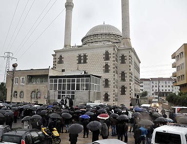 Camide korkunç cinayet