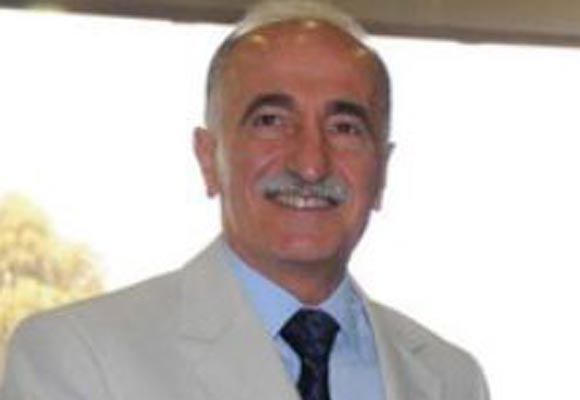 Hoca pankartı görememiş çünkü...