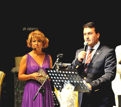 Zeki Müren şarkılarıyla anıldı