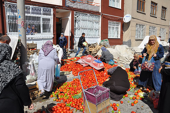 Pazarcılar, zabıtaya demir çubuklarla saldırdı