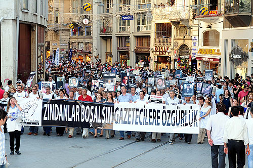 Gazetecilere Özgürlük için haykırdılar