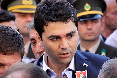 DP Genel Başkanı cenazede yere yığıldı
