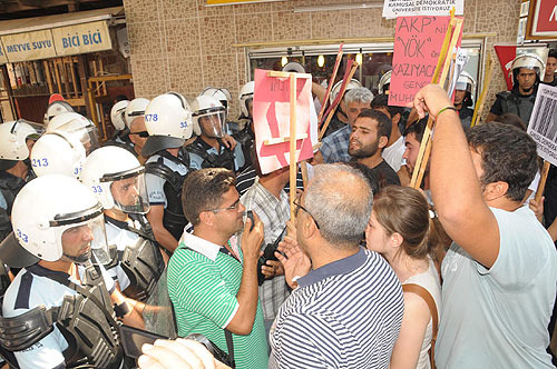 Harç eylemi yapanlara polis müdahalesi