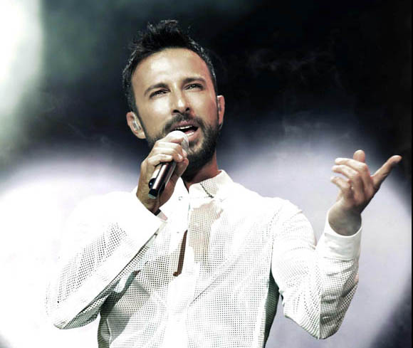 Tarkan sahne şovuyla büyüledi
