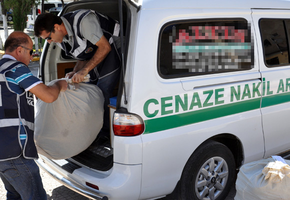 Cenaze aracıyla uyuşturucu taşırken yakalandılar