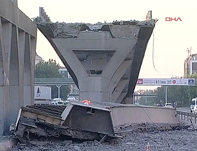Metrobüs yolu çöktü