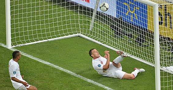 UEFA ek hakem uygulamasına devam edecek