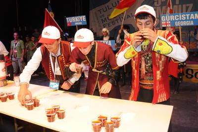 3 dakikada 3.5 bardak sıcak çay