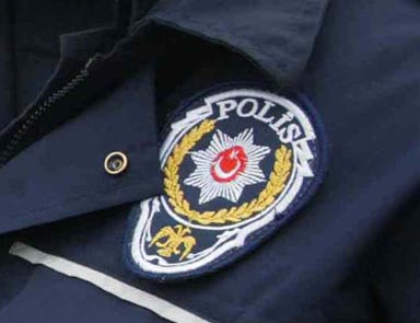 Gündüz polis, gece travesti