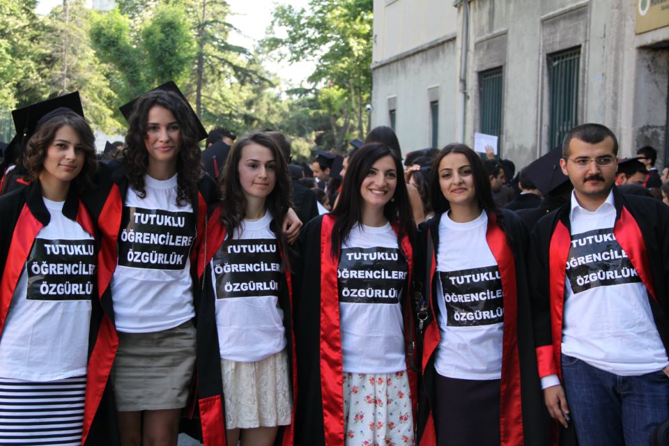 Tutuklu arkadaşlarını unutmadılar