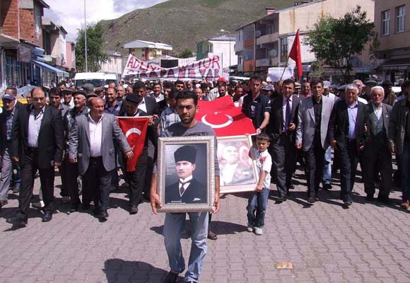 Mahkemenin kapatılmasını protesto ettiler