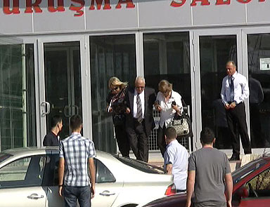 Eruygur omuzlarını işaret etti ve...