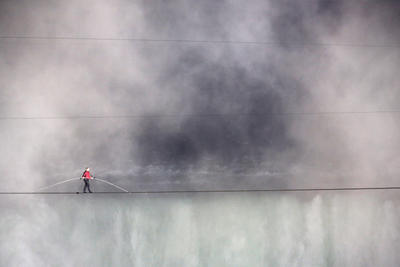 Niagarayı ip üstünde geçti..