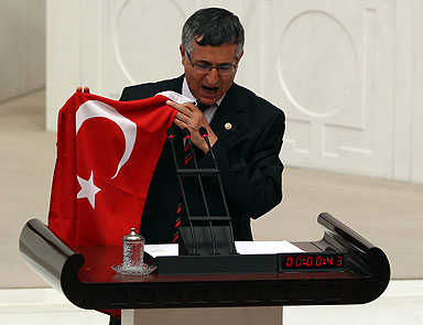 MHPli Yeniçeri Mecliste Türk Bayrağı açtı