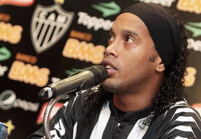 Ronaldinho Brezilyada kaldı