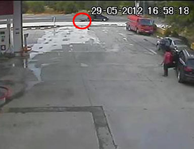 Tacizden kaçış Otomobilden atladı