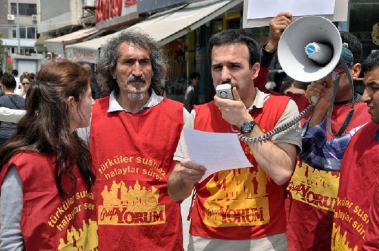 Grup Yorum gözaltıları protesto etti