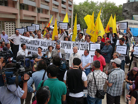 MEB önünde süt protestosu