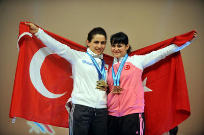 Sibel altın kaldırdı