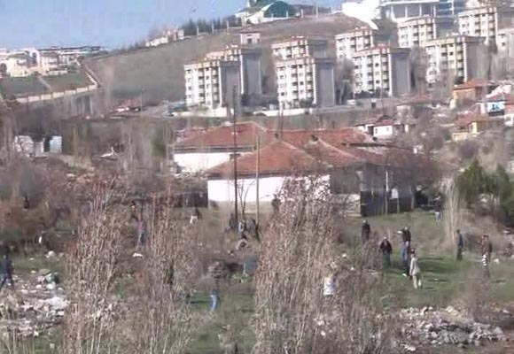 Evlerini yıktırmak istemediler ve...