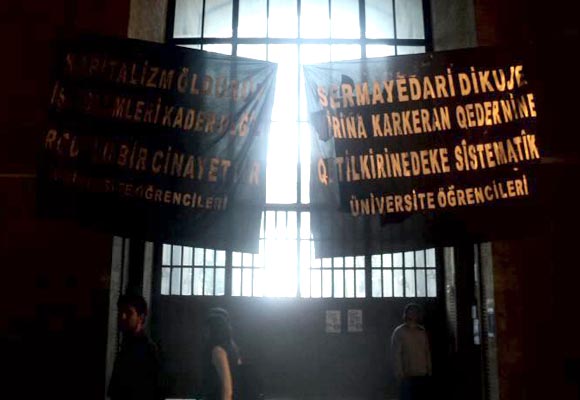 Pankartın Türkçesini bırakıp Kürtçesini indirdiler