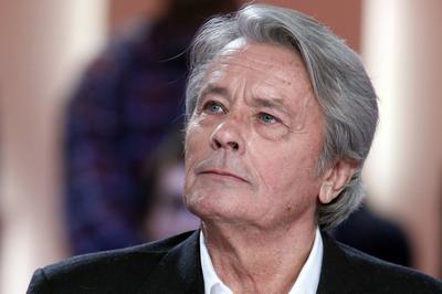 Alain Delon hastaneye kaldırıldı