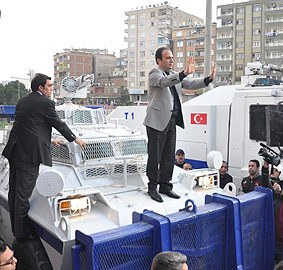 Baydemir: Çocuğun yeri panzere taş atmak değil, okuldur