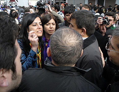 BDPli vekilden polise kan çıkışı