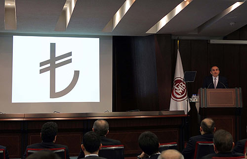 Türk Lirası simgesini yerden yere vurdu
