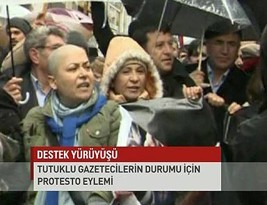 Tutuklu gazeteciler için yürüdüler