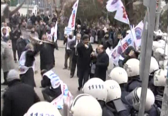Eğitim protestosuna gazlı müdahale
