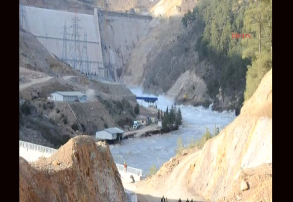 Baraj taştı, köprü yıkıldı