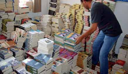 300 bin korsan kitap. 3 gözaltı