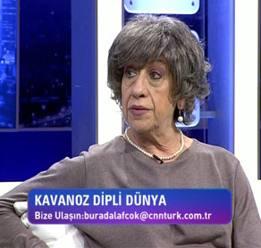Erkeğin ilk poposuna bakıyor