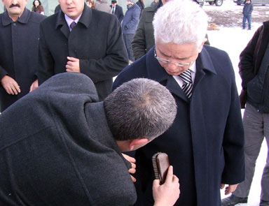 Vali durdu, korumalar temizledi
