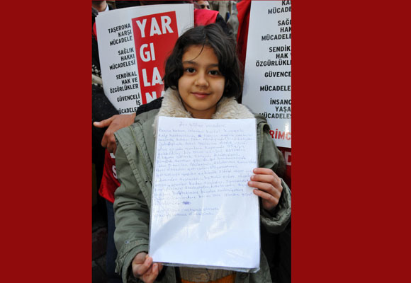 Binlerce işçi onu alkışladı