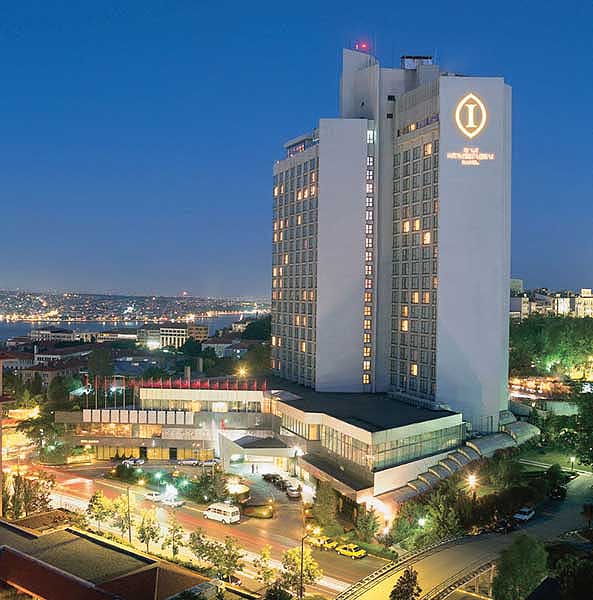 Otel sahibinin aracına silahlı saldırı