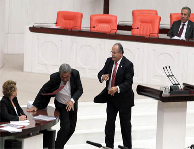 İteklenerek Meclis kürsüsünden indirildi